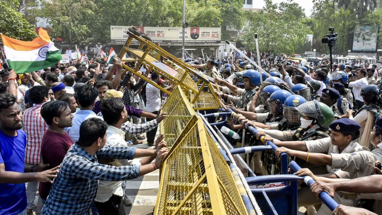 BPSC TRE 4: पटना में छात्रों का हंगामा, गांधी मैदान की बैरिकेडिंग तोड़ी, डाकबंगला चौराहे पर पुलिस से भिड़ंत