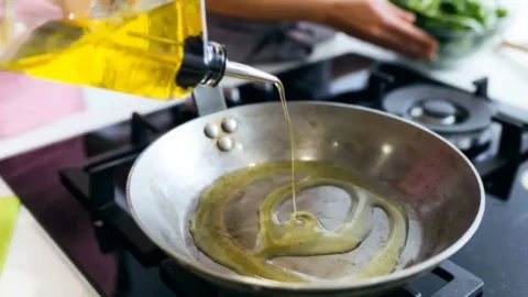 Cooking Oil Health Hazards: कुकिंग ऑयल के खतरे, ये तेल दिल और सेहत को पहुंचा सकते हैं नुकसान, जानें सुरक्षित विकल्प