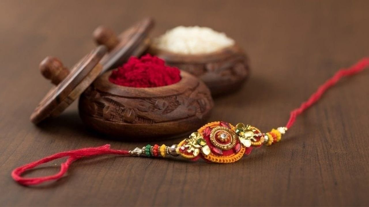 DIY Hacks: पुरानी राखी फेंकने की गलती न करें, इन 5 तरीकों से बना सकते हैं शानदार डेकोरेटिव चीजें