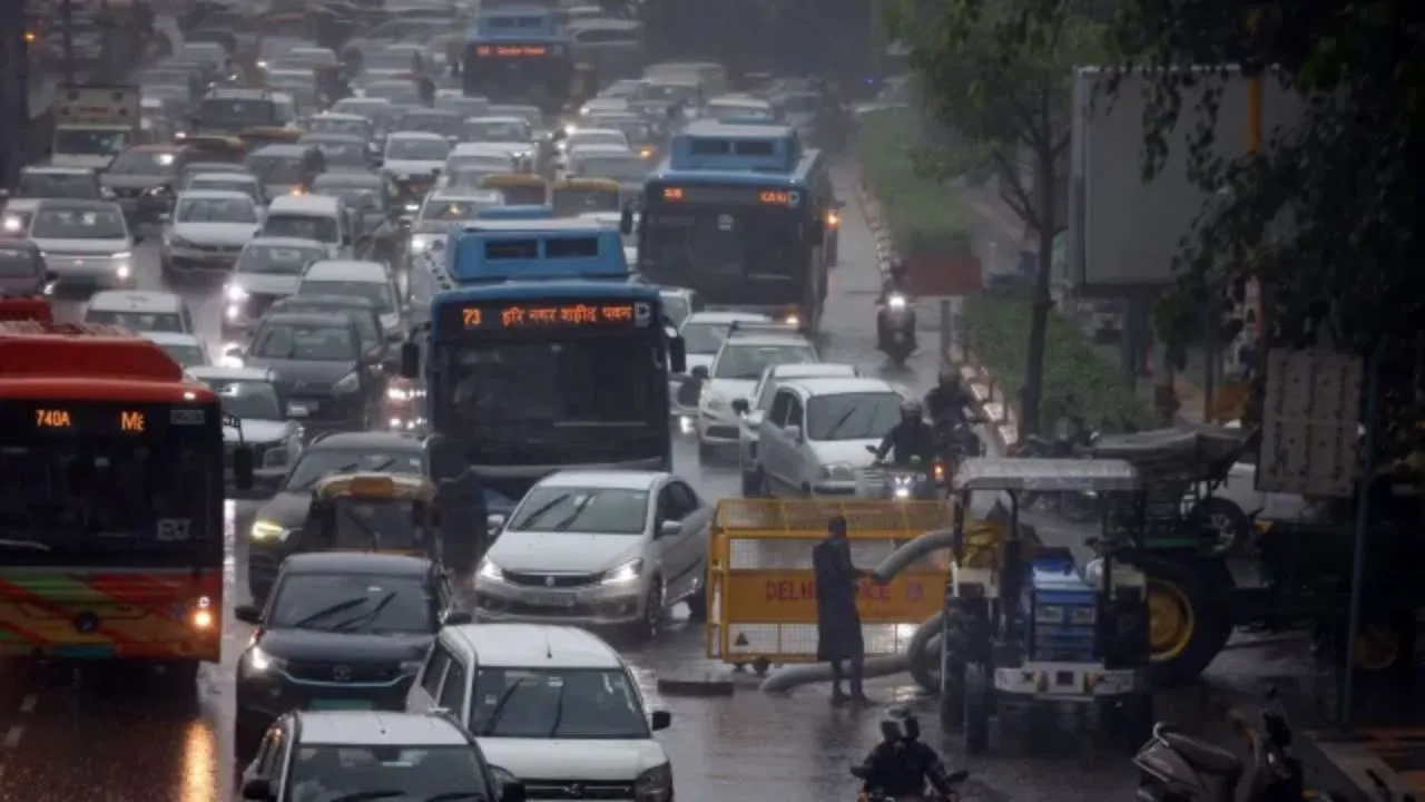 Delhi Heavy Rain Red Alert: दिल्ली में मूसलाधार बारिश से हाहाकार, IMD का रेड अलर्ट, एयरपोर्ट पर 18 उड़ानें रद्द