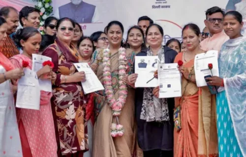Delhi Lakshmi Yojana: 1 सितंबर से महिलाओं के खाते में आएगी 2500 रुपये की पहली किस्त, 26 अगस्त से मिलेंगे स्वीकृति पत्र