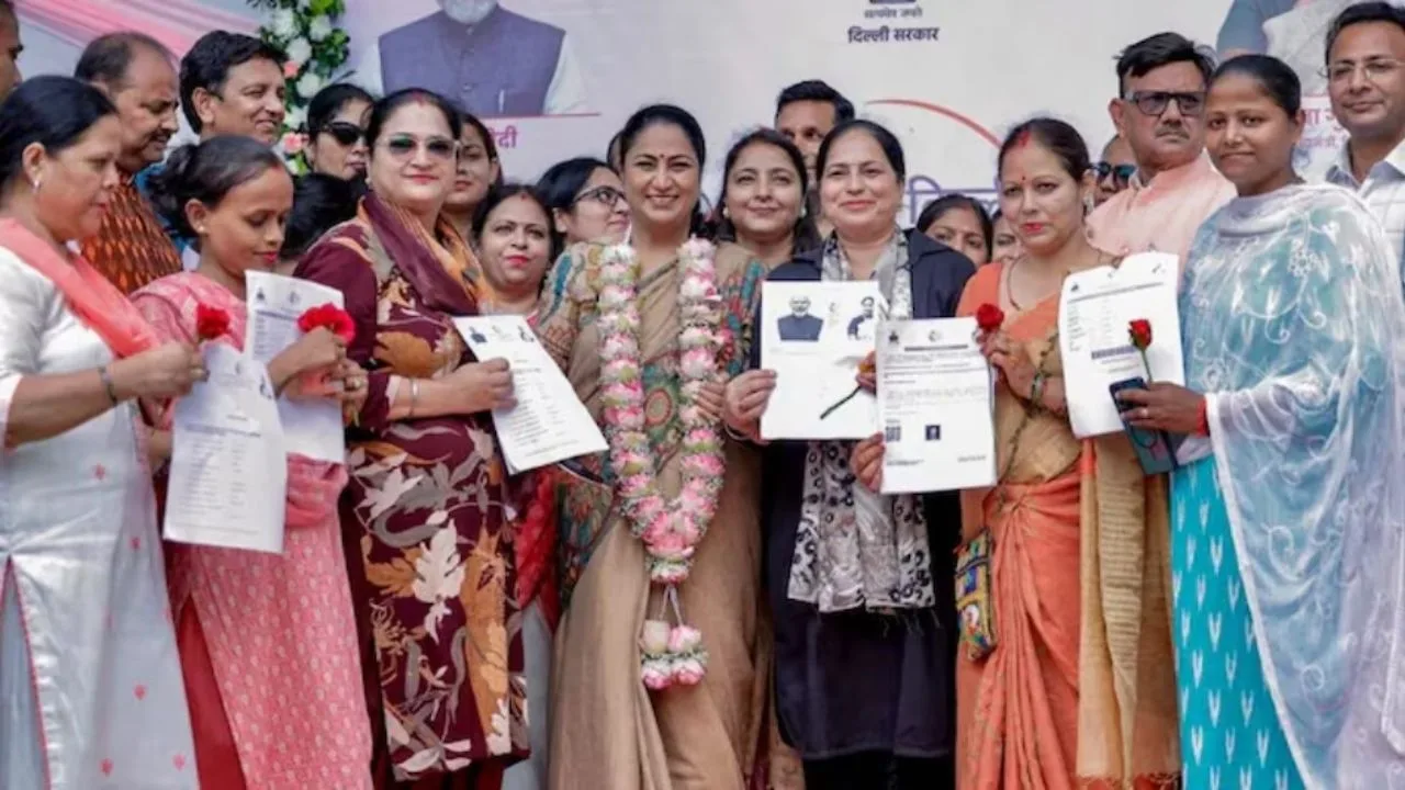 Delhi Lakshmi Yojana: 1 सितंबर से महिलाओं के खाते में आएगी 2500 रुपये की पहली किस्त, 26 अगस्त से मिलेंगे स्वीकृति पत्र