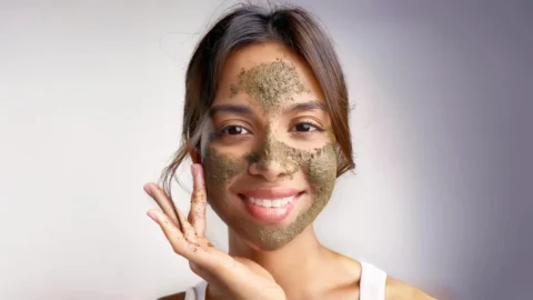 Glowing Skin Tips: हरियाली तीज पर नेचुरल ग्लो के लिए घर पर बनाएं बेसन और दूध का देसी उबटन