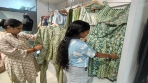Hariyali Teej 2026 Fashion Tips: बाजारों में छाया एथनिक फैशन का खुमार, स्ट्रेट कट कुर्ता और फारसी सलवार बनीं महिलाओं की पहली पसंद