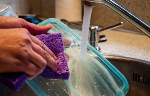 How to Clean Kitchen Containers