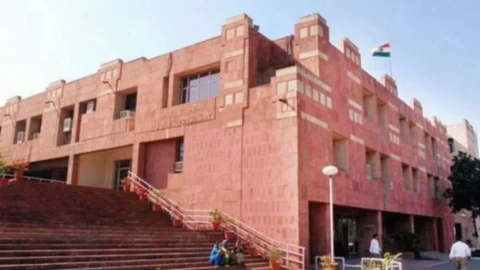 JNU PG Admission: दिल्ली हाईकोर्ट ने JNU पीजी एडमिशन प्रक्रिया पर लगाई रोक, ‘डिप्रिवेशन पॉइंट्स’ व्यवस्था को लेकर खड़े किए बड़े सवाल
