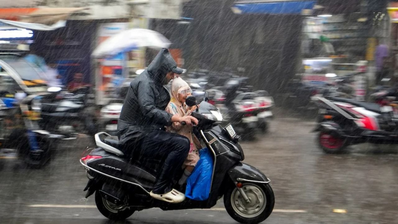 Kal Ka Mausam: 26 अगस्त को 28 राज्यों में मूसलाधार बारिश का अलर्ट, 80 किमी प्रति घंटे तक चलेंगी तेज हवाएं