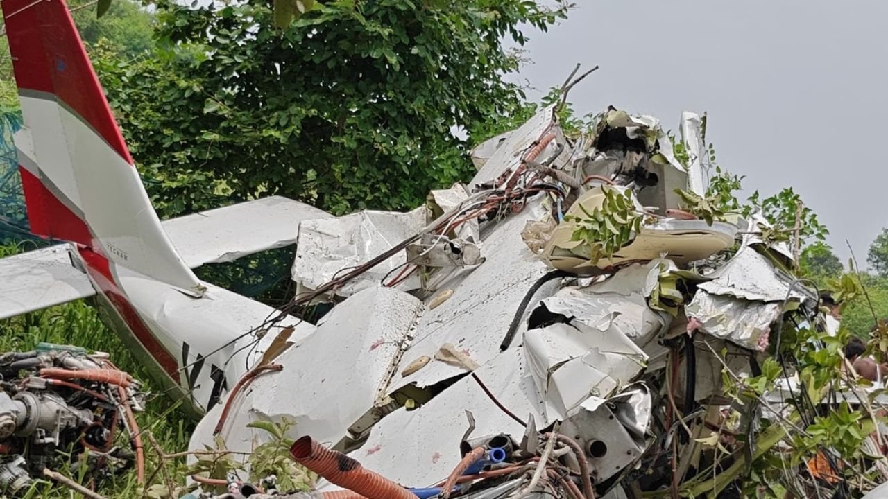 Kanpur Plane Crash: कानपुर में ट्रेनिंग विमान खेत में क्रैश, दोनों ट्रेनी पायलटों की मौत