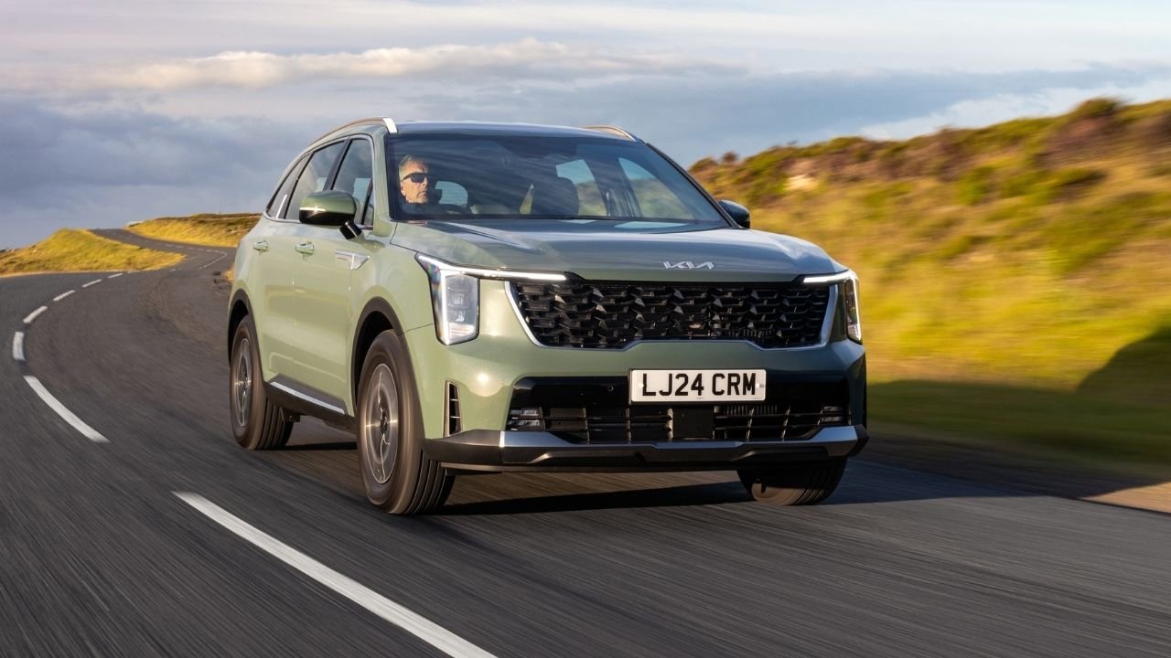 Kia Sorento Car: लॉन्च से पहले डीलर यार्ड में दिखी, 12.3 इंच स्क्रीन और सनरूफ साफ नजर आए