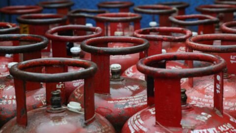 LPG Cylinder New Charge: एलपीजी सिलेंडर पर नया शुल्क लगाने की तैयारी, कीमत में 18 रुपये तक बढ़ोतरी संभव