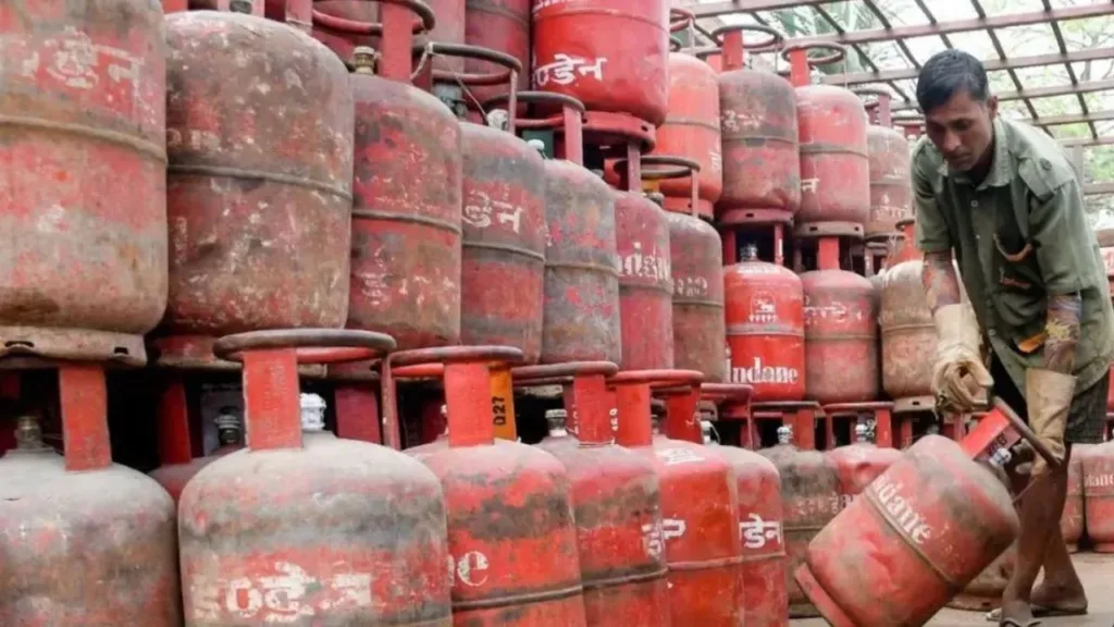 LPG Price Today: पटना में 1042 और दिल्ली में 942 रुपये में मिल रहा रसोई गैस सिलेंडर, जानिए आपके शहर में क्या चल रहा है एलपीजी का नया भाव