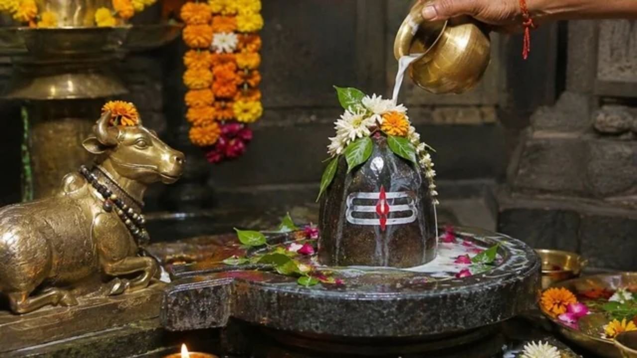 Monday Shiva Puja: सोमवार की सुबह शिव पूजा में जल चढ़ाते समय इन बातों का रखें ध्यान, जानें सही विधि, नियम और धार्मिक मान्यताएं