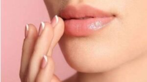 Monsoon Beauty Tips: मानसून में क्यों फटने लगते हैं होंठ: जानिए कारण और प्राकृतिक घरेलू उपचार