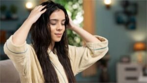Monsoon Hair Care Tips: बारिश के मौसम में बालों को रखना है स्वस्थ, तो जानें कौन सा तेल लगाना चाहिए