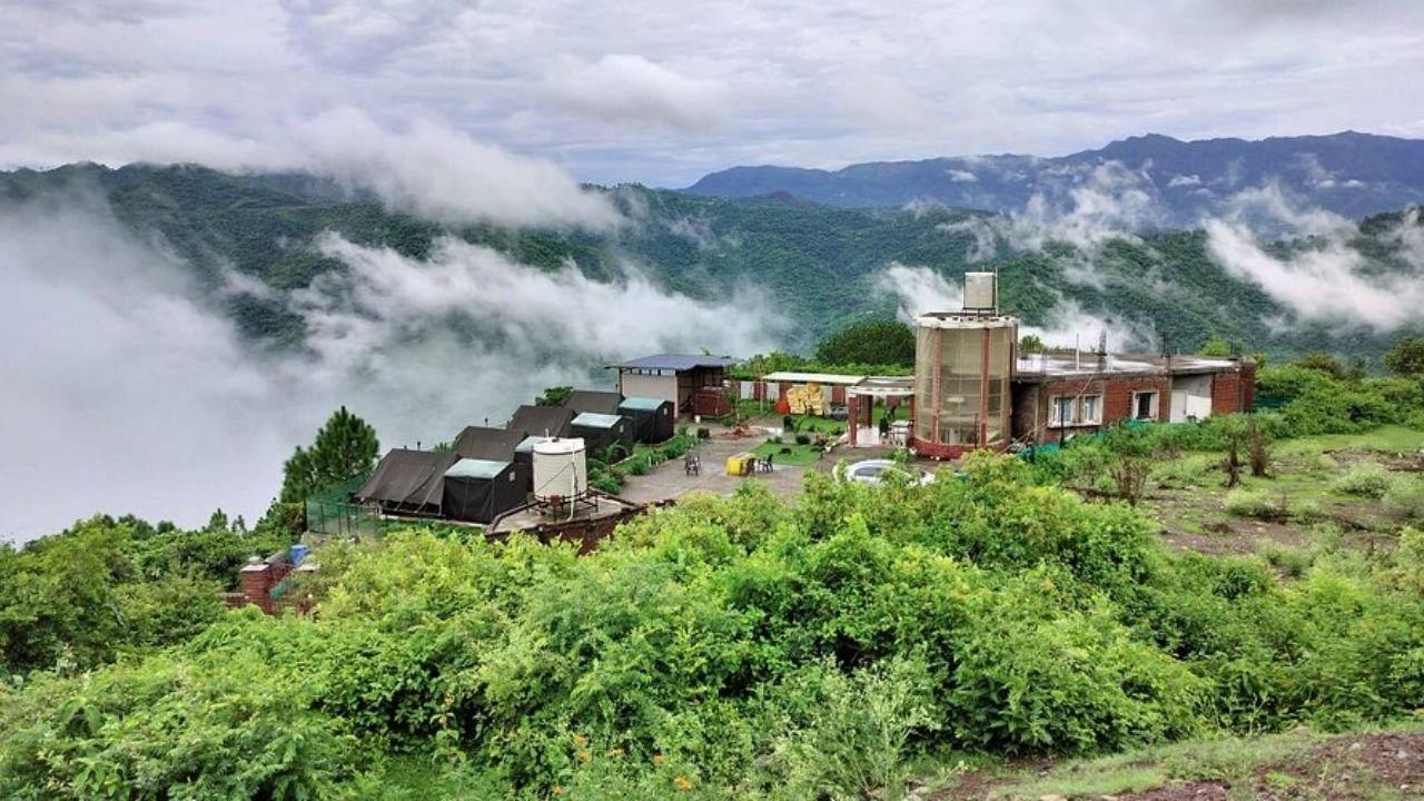 Morni Hills Trip: दिल्ली के पास हरियाणा का इकलौता खूबसूरत हिल स्टेशन, वीकेंड प्लान के लिए है बेस्ट जगह