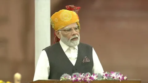 PM Modi Speech from Lal Kila: पीएम मोदी ने राजघाट पर बापू को दी श्रद्धांजलि, थोड़ी देर में लाल किले पर फहराएंगे तिरंगा