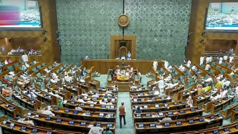Parliament Monsoon Session: विपक्ष के हंगामे के बीच लोकसभा दोपहर 2 बजे तक स्थगित, चढ़ावा चोरी मामले पर घमासान जारी