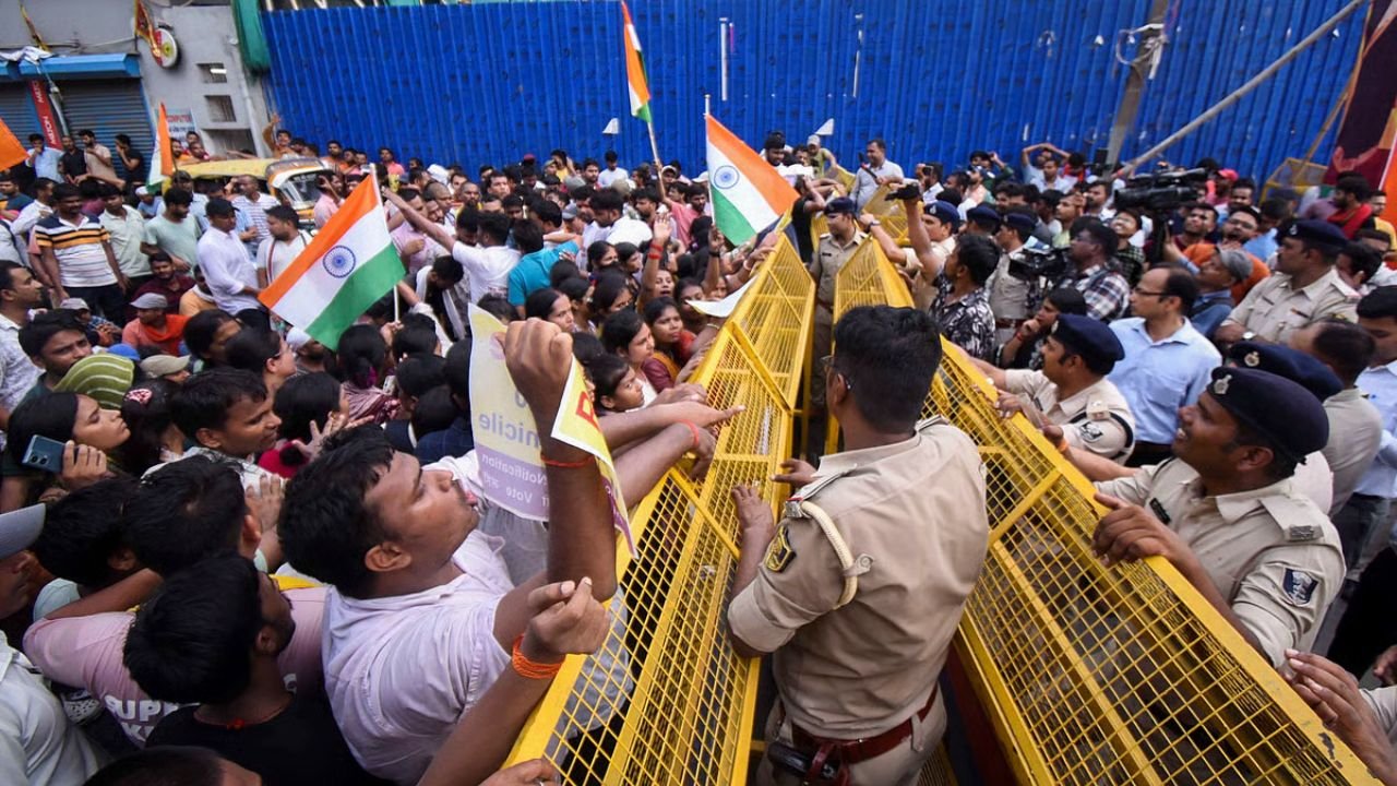 Patna BPSC Protest: पटना में बीपीएससी अभ्यर्थियों का प्रदर्शन, पुलिस ने किया लाठीचार्ज और डिटेन