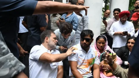 Rahul Gandhi Protest: पैलेट गन पीड़ित छात्र साहिल लोचब के साथ संसद मार्ग थाने पहुंचे राहुल गांधी, FIR की मांग को लेकर धरने पर बैठे
