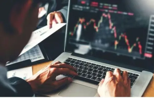 Stock Market Live: सेंसेक्स सपाट, निफ्टी 24,150 के आसपास; हिंदुस्तान कॉपर शेयर 7 फीसदी टूटा