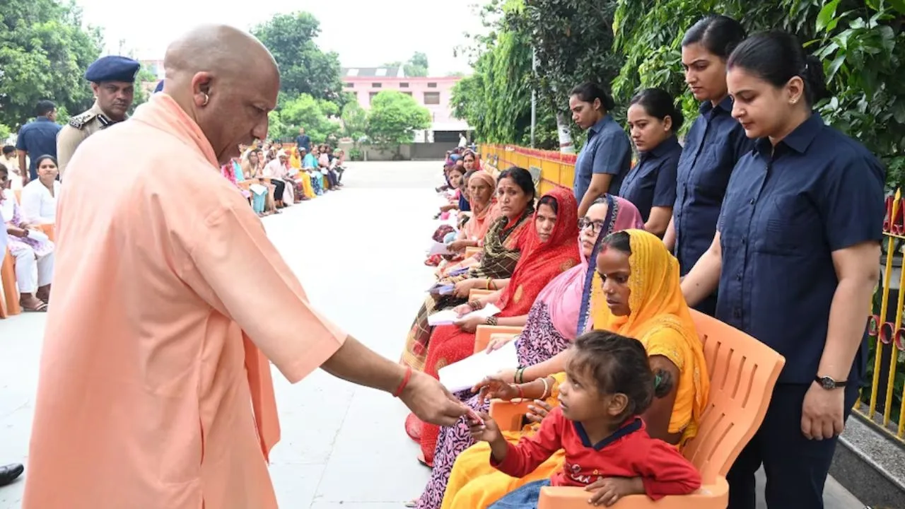 UP Women Scheme: यूपी में महिलाओं को 50 हजार देने की बड़ी योजना पर मंथन, 2027 चुनाव से पहले मिलेगा लाभ