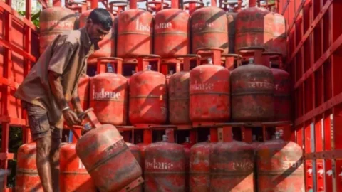 LPG Cylinder New Rule: एलपीजी सिलेंडर पर नया शुल्क लगाने की तैयारी, जानिए आपके रसोई बजट पर कितना पड़ेगा असर