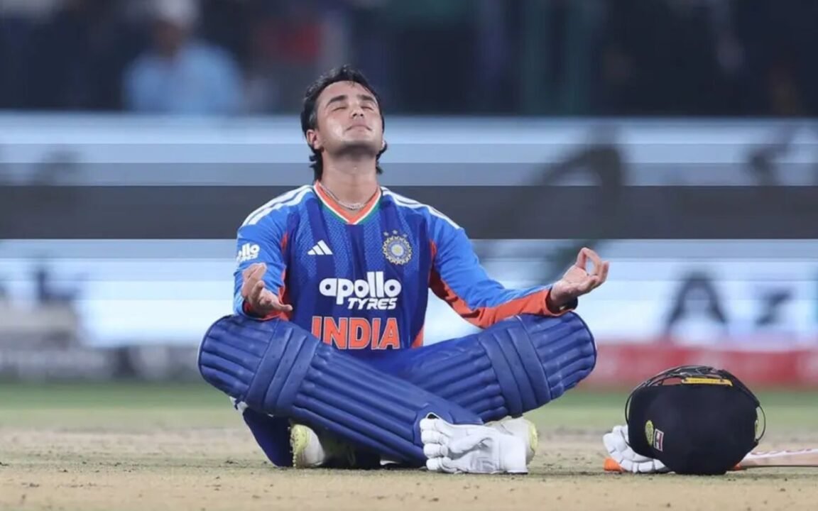 Abhishek Sharma: अभिषेक शर्मा का तूफानी शतक, 30 गेंद में सेंचुरी, रोहित का रिकॉर्ड टूटा, विराट की बराबरी