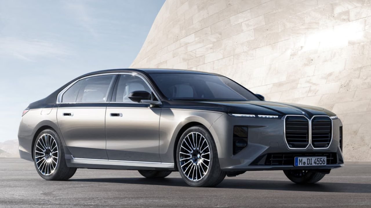 BMW 7 Series India: बीएमडब्ल्यू ने भारत में नई 7 सीरीज और आई7 लॉन्च की, कीमत 1.95 करोड़ से, पीछे 31.3 इंच की 8के स्क्रीन