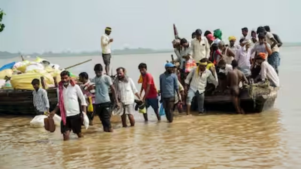 Bihar Flood: आठ नदियां खतरे के निशान से ऊपर, 13 जिलों में संकट और राहत राशि के नियम