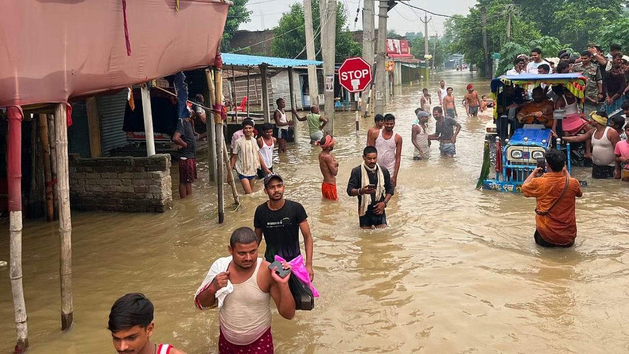 Bihar Flood: पटना गांधी घाट पर गंगा ने तोड़ा रिकॉर्ड, 11 जिलों में 19.57 लाख लोग प्रभावित