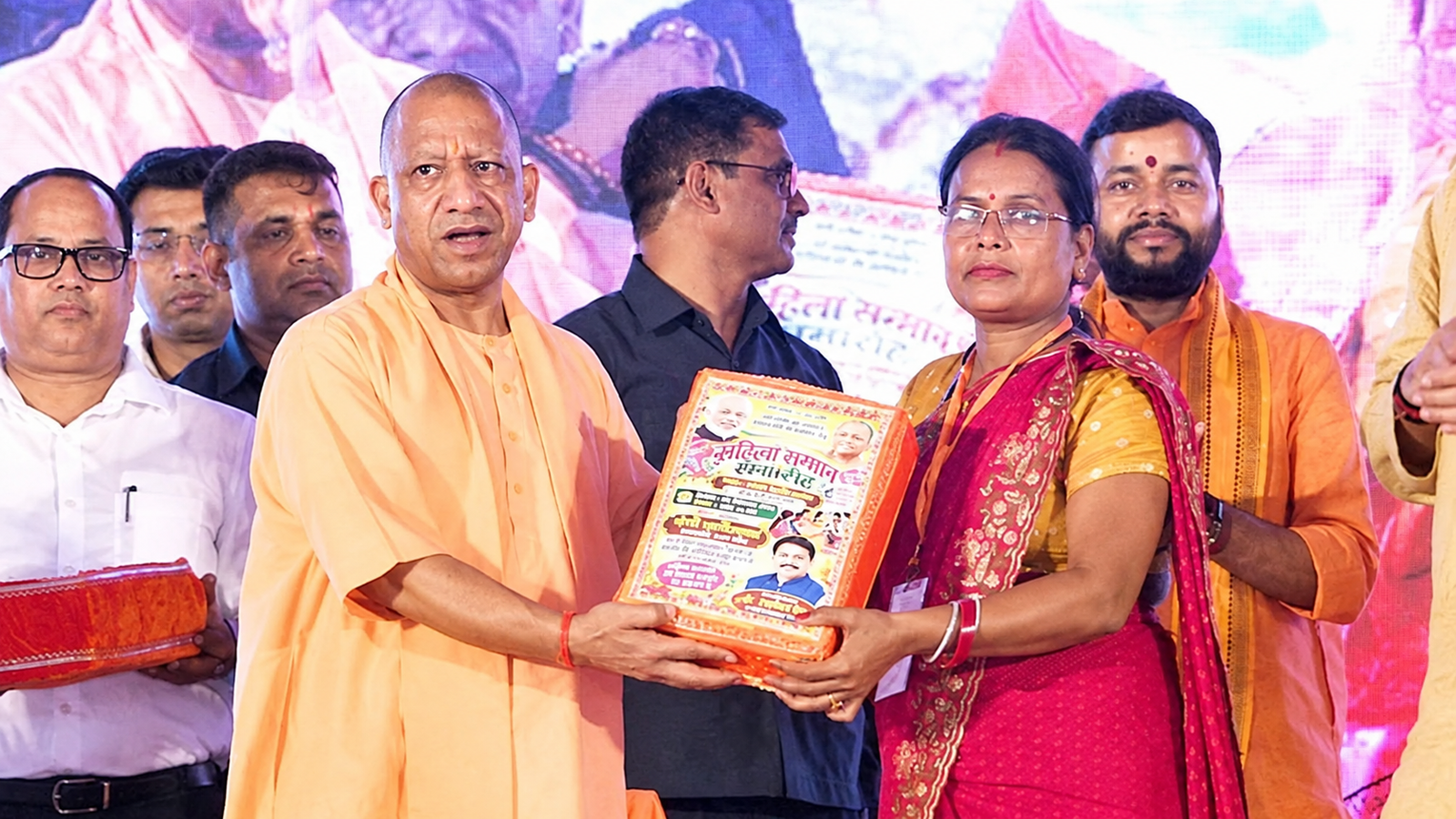 UP Government Women Scheme: यूपी में एक करोड़ महिलाओं को मिलेंगे एक-एक लाख रुपये, चुनाव से पहले सरकार की तैयारी