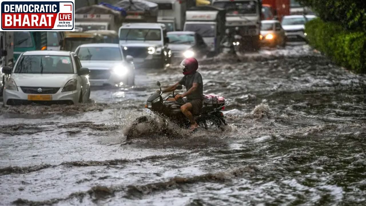 Delhi Airport Flooding: दिल्ली एयरपोर्ट टर्मिनल 3 जलभराव, बारिश के पानी में चलते दिखे यात्री, रेड अलर्ट जारी