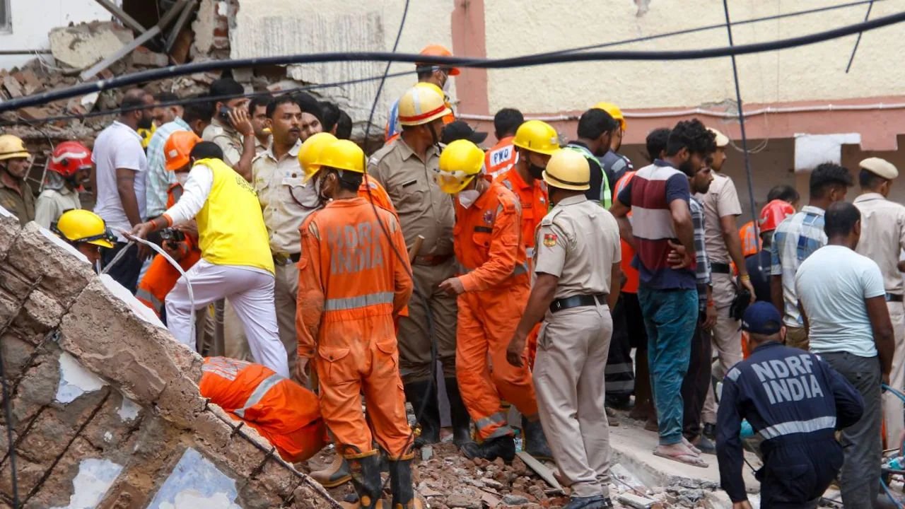 Delhi Building Collapse Inquiry: छह की मौत, रातभर चला रेस्क्यू, सीएम ने मजिस्ट्रेट जांच के आदेश दिए