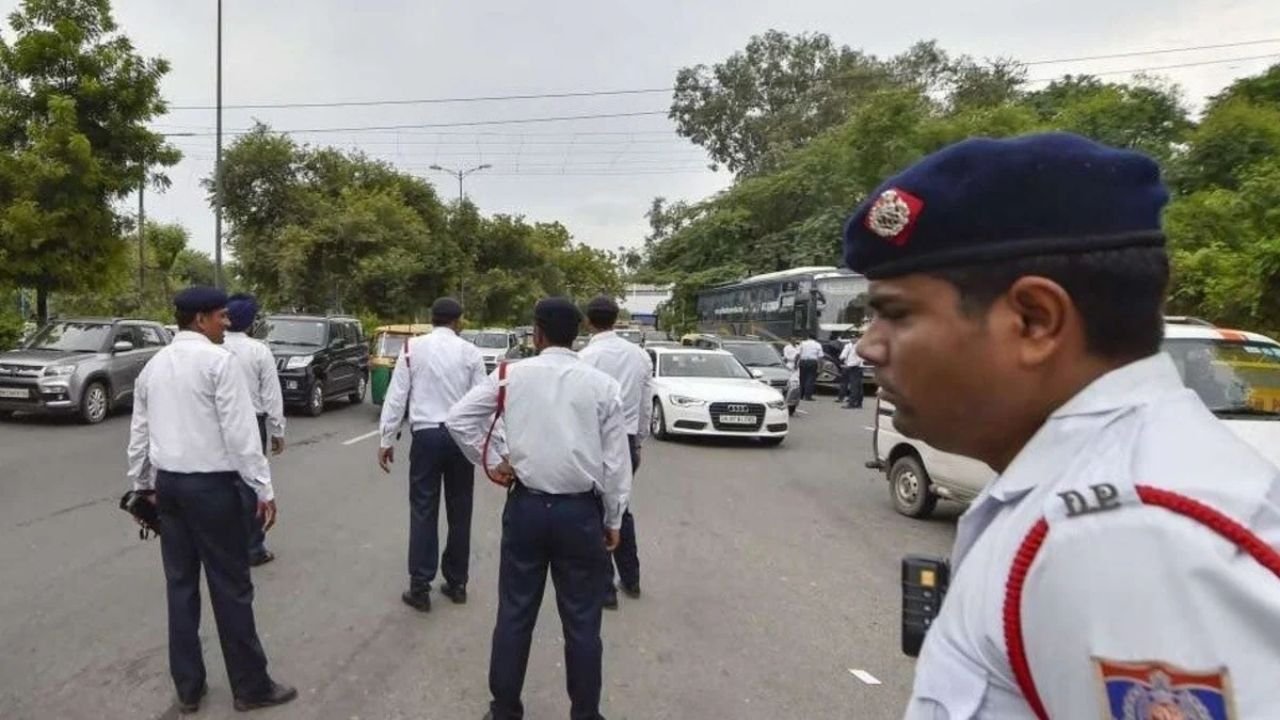 Delhi Traffic Advisory: दिल्ली में आज और कल 31 रास्तों पर यात्रा की रोक, समय निकालकर निकलें