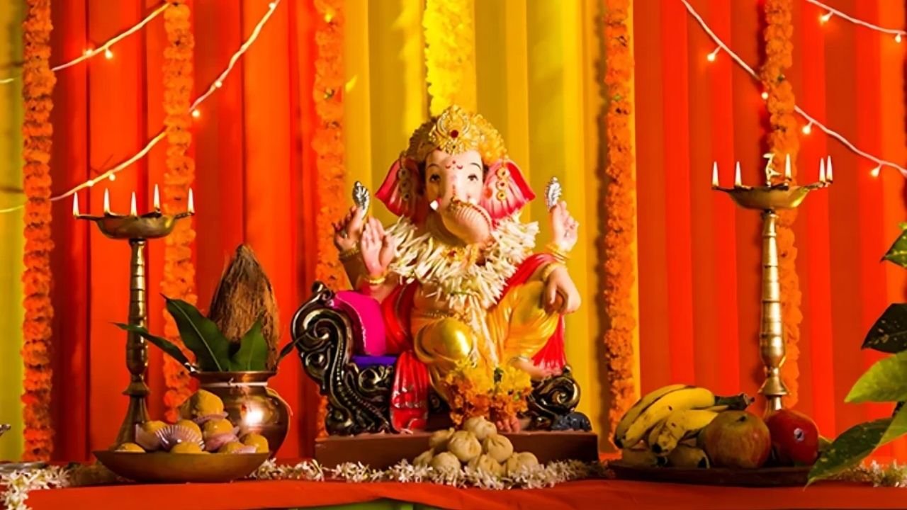 Ganesh Chaturthi Decoration Ideas: गणेश चतुर्थी पर घर की पुरानी चीजों से सजाएं बप्पा का दरबार, खर्च होगा शून्य