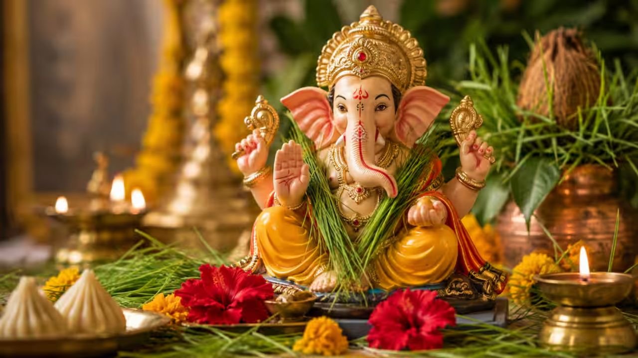 Ganesh Idol Vastu Tips: गणेश चतुर्थी पर घर के लिए कैसी मूर्ति लाएं, सूंड की दिशा और स्थापना की प्रचलित मान्यताएं