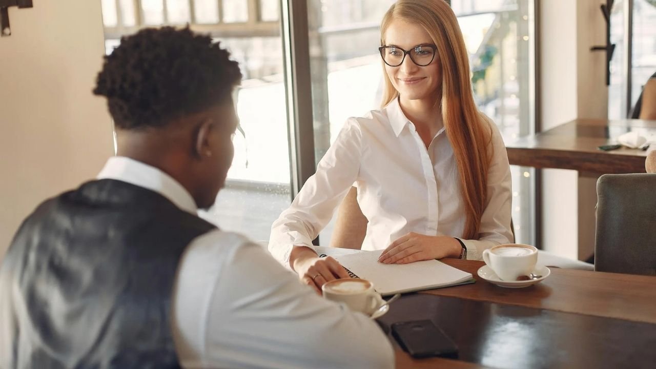 Interview Tips: ‘Tell Me About Yourself’ सुनते ही उड़ जाते हैं होश? इस एक अचूक तरीके से दें परफेक्ट जवाब