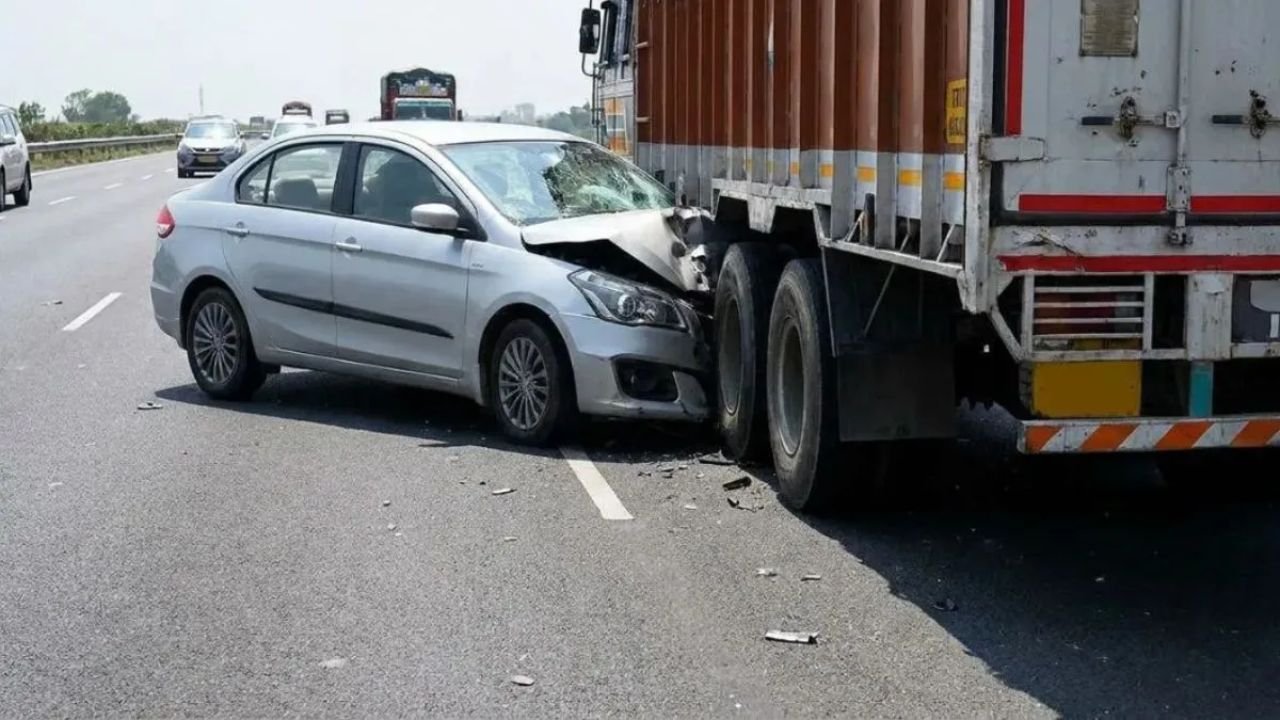 Kerala Highway Crash: केरल के त्रिशूर में दर्दनाक हादसा, हाईवे पर खड़ी लॉरी से टकराई कार, 8 की मौत