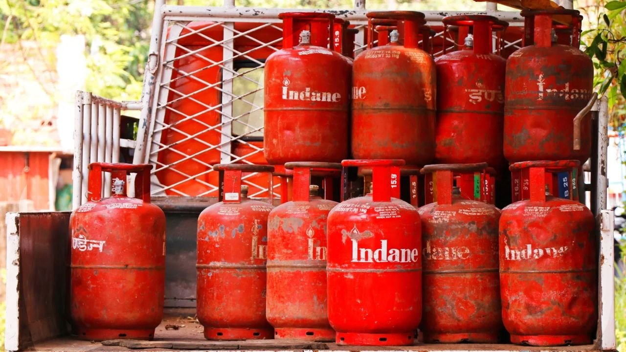 LPG Cylinder Booking Rules: गैस सिलिंडर अब 25 दिन बाद बुक होगा, ग्रामीण क्षेत्र की 45 दिन वाली बाध्यता खत्म