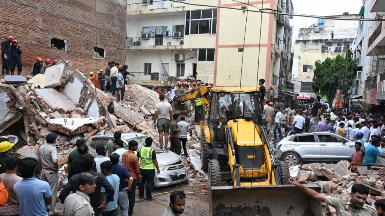 Satya Niketan Building Collapse: 3 की दर्दनाक मौत, 9 छात्रों को मलबे से सुरक्षित निकाला गया; रेस्क्यू ऑपरेशन जारी