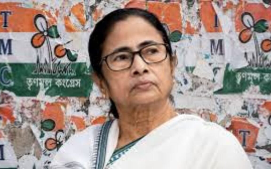 टीएमसी सिंबल फ्रीज के बाद ममता के तीन नाम फुटबॉल खिलाड़ी बैट रीतब्रत के लिफाफा मशाल
