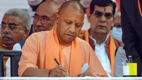 UP News: यूपी में देर रात प्रशासनिक फेरबदल, 14 आईएएस और 34 पीसीएस अधिकारियों के तबादले