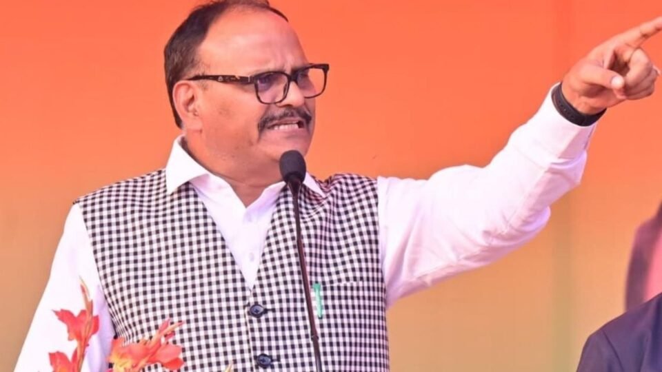UP Politics: ब्रजेश पाठक का ई रिक्शा बयान चर्चा में, नौकरी छोड़ स्वरोजगार की सलाह पर युवाओं में बहस