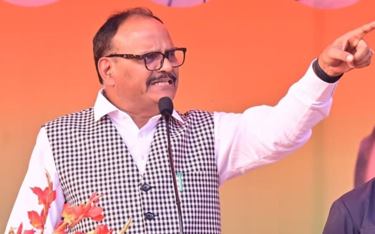 UP Politics: ब्रजेश पाठक का ई रिक्शा बयान चर्चा में, नौकरी छोड़ स्वरोजगार की सलाह पर युवाओं में बहस