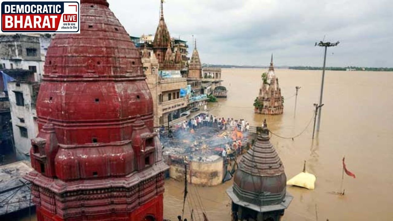 Varanasi Flood Ground Report: वाराणसी बाढ़ के दौरान 84 घाट डूबे, मणिकर्णिका में छत पर अंतिम संस्कार