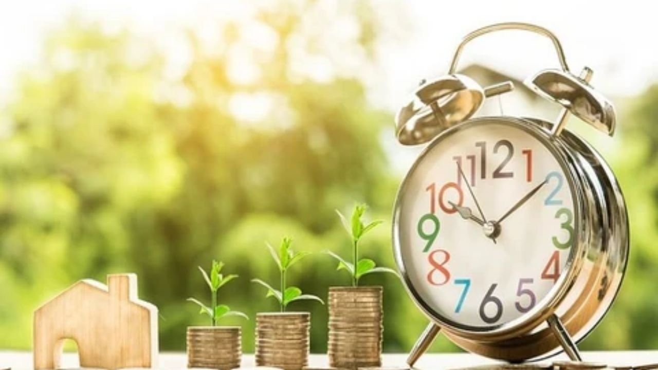 Vastu Tips For Money: पैसा आता है लेकिन टिकता नहीं तो अपनाएं ये आसान वास्तु उपाय