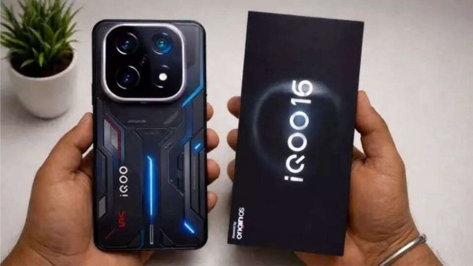 iQOO 16 Launch: 8400mAh बैटरी और 165Hz डिस्प्ले के साथ आया iQOO 16, Snapdragon 8 Elite Extreme Gen 6 से लैस