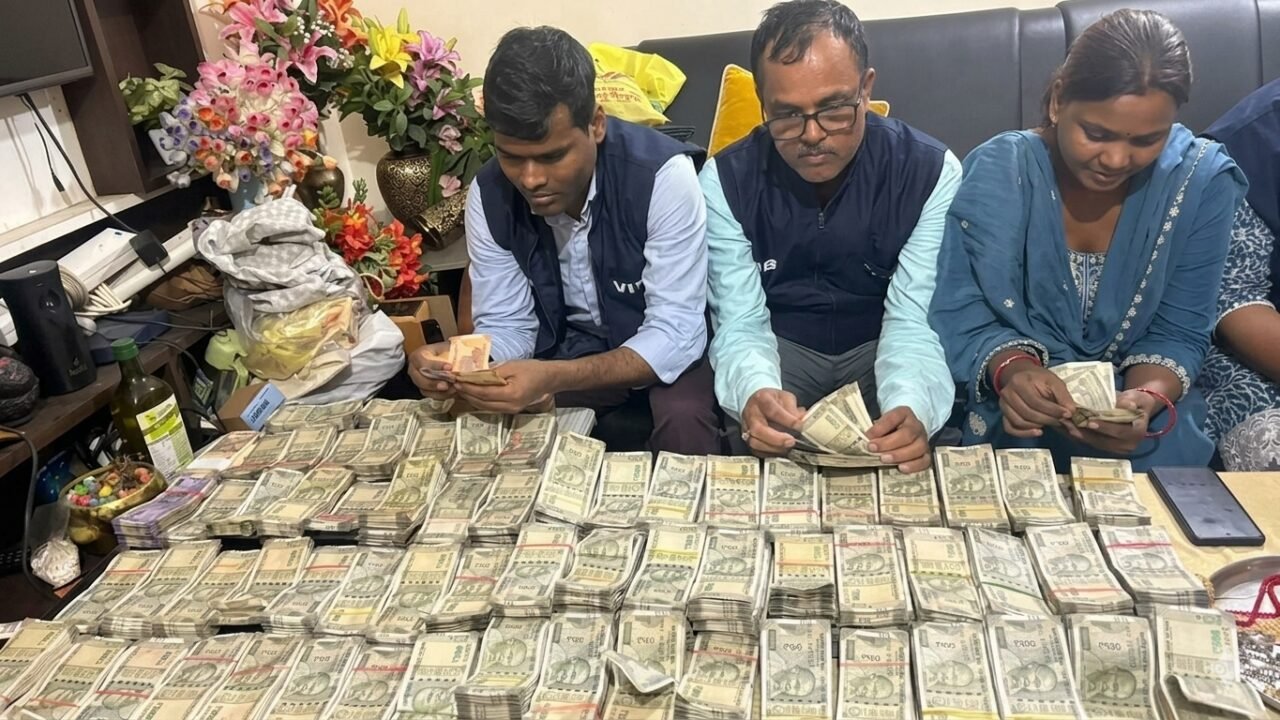 Patna ADM Vigilance Raid: चार ठिकानों से 70 लाख कैश, 80 लाख जेवर और करोड़ों की विदेशी घड़ियां बरामद