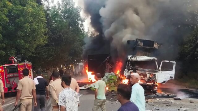 Agra Accident: आगरा में डंपर और कंटेनर की आमने-सामने भिड़ंत, टक्कर के बाद वाहनों में लगी भीषण आग