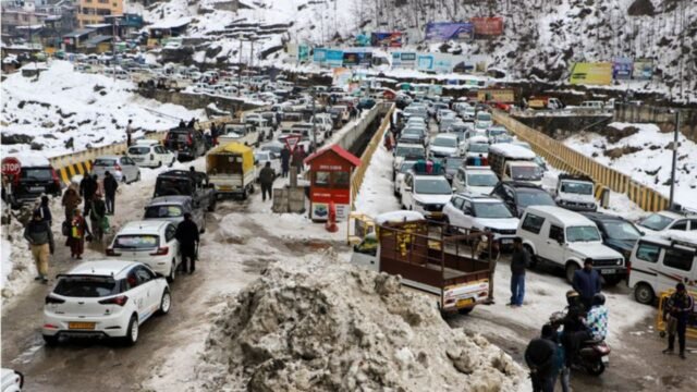 Manali Traffic: मनाली में उमड़ा पर्यटकों का सैलाब, सड़कों पर रेंगते दिखे वाहन; होटल और होमस्टे हुए फुल